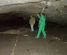 men HRRS v jeskyni v Moravskm krasu
