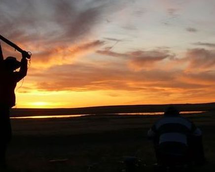 Klik - zvětšení - turista zatloukající kolíky od stanu