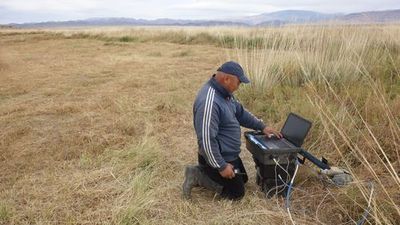 geoelektrické práce jako mačkání tlačítek, popichování elektrod